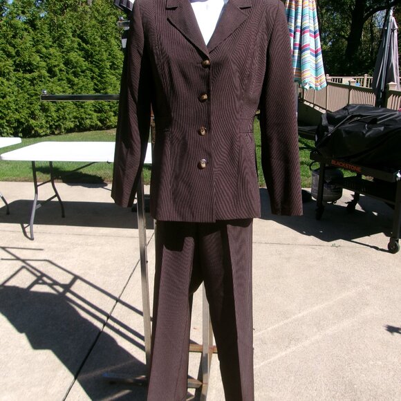 NWT LARRY LEVINE LEVINE CLASSICS BROWN PANTS SUIT 8 - Picture 1 of 2